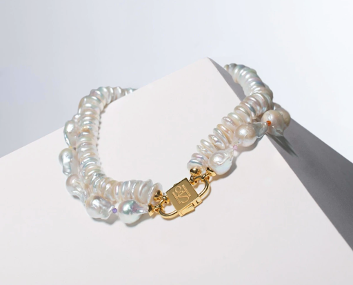 Luxurious necklace with pearl details
