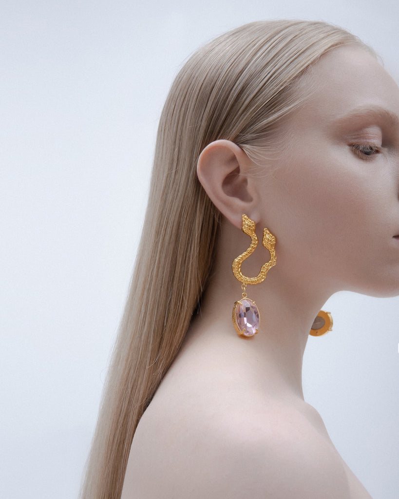 Mismatched snake earrings with pink stones | Maison Orient