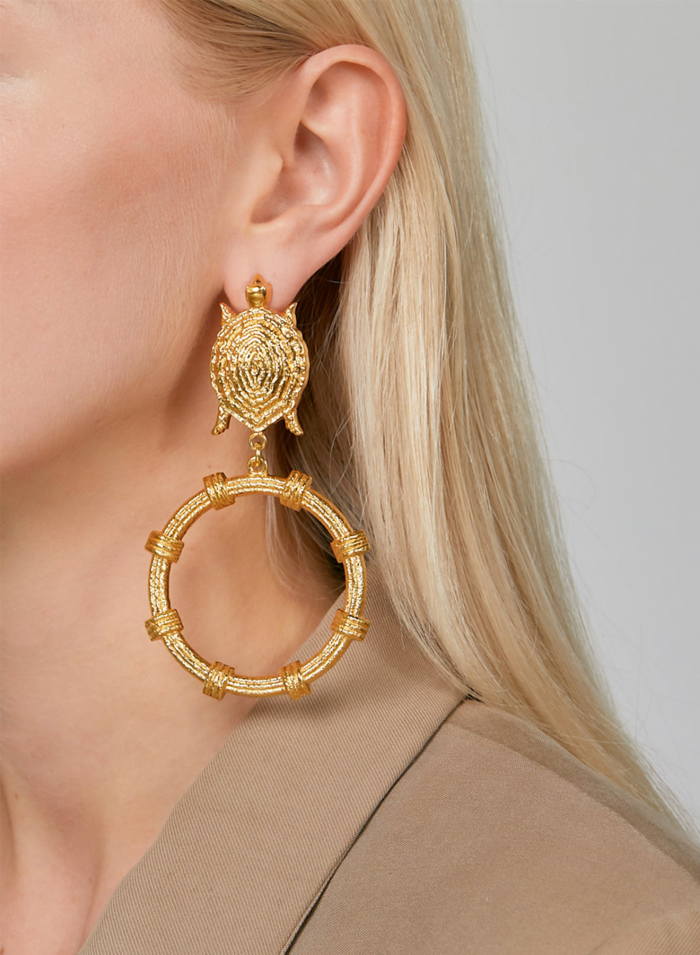 Turtle earring with circle | Maison Orient